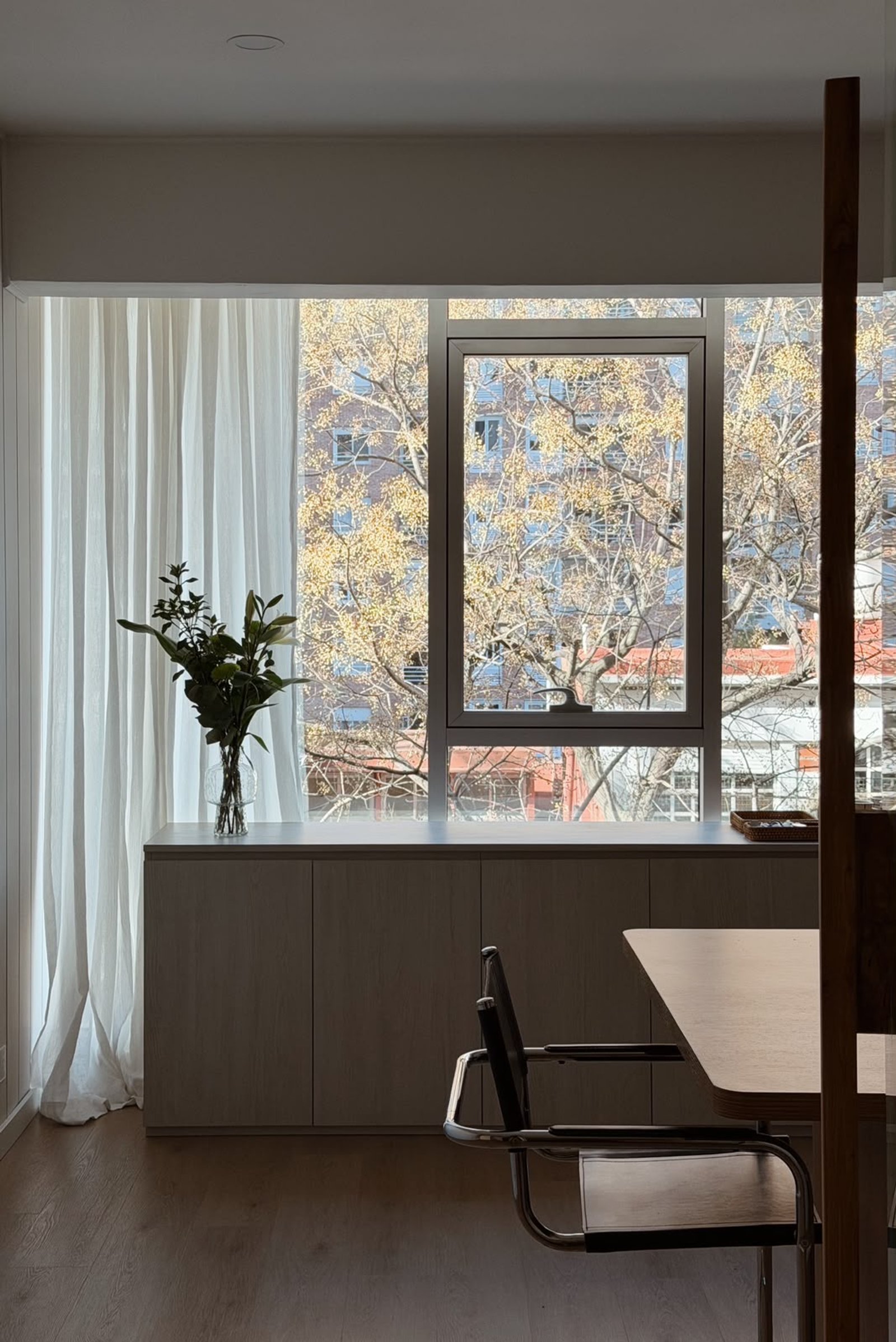 Sala de estar moderna com janela grande e móvel embutido de madeira — projeto PICO, por APATHEIA, em Cdad. Autónoma de Buenos Aires